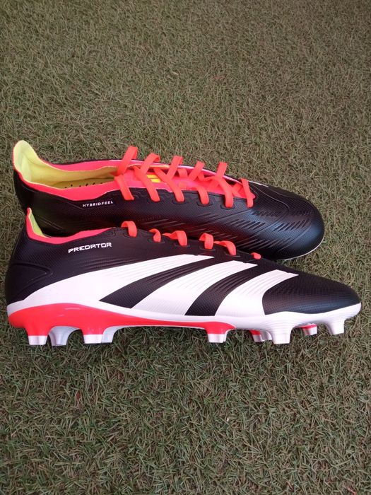 Adidas Predator MG.