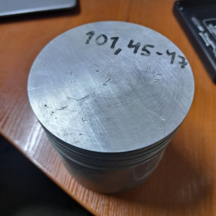 Поршень  продам с комплектом колец