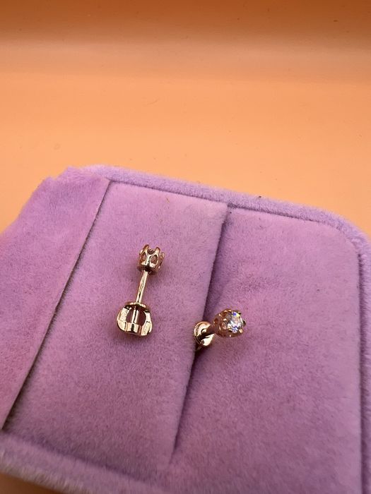 Продам золотые серьги - гвоздики.