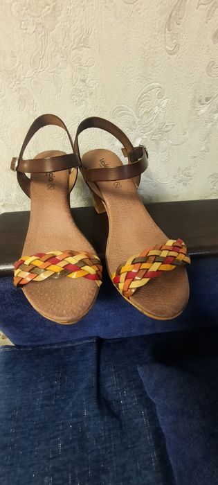 Босоножки женские      .