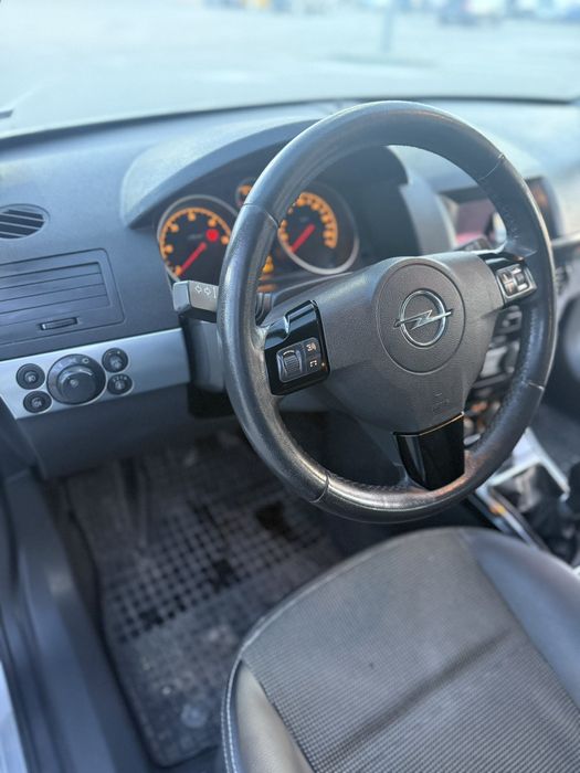 Продавам Опел Астра h