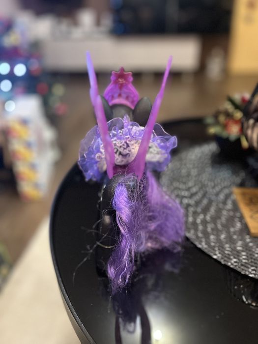 Малко черно пони с аксесоари