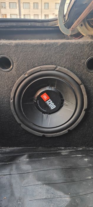Kenvood usilitel ochilmagan JBL 1200 watli Sambufer yashigi bilan