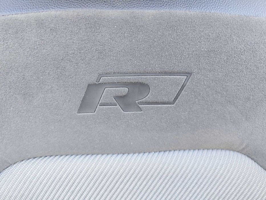 Много запазен R-Line кожен салон с алкантара и текстил VW Tiguan 2021