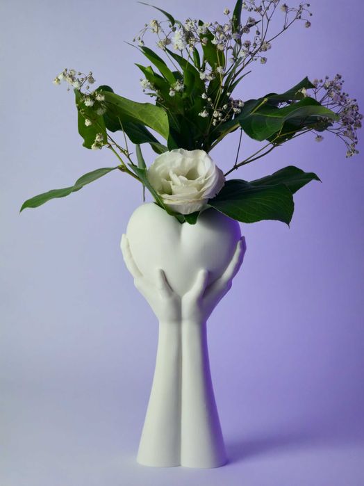 Vază decorativă „Hands Holding Heart”