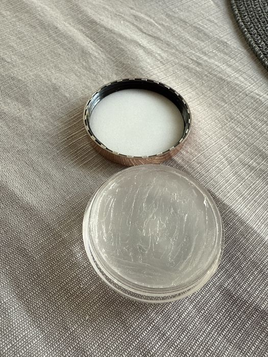 Продукти за вежди на Anastasia и Benefit