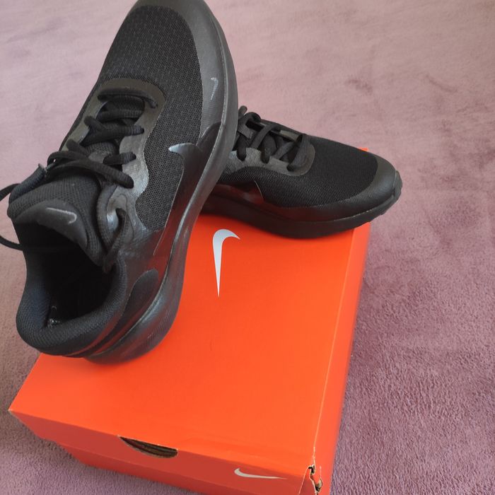 Маратонки Nike номер 37,5