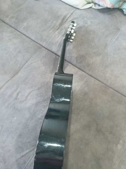 Продам акустическую гитару