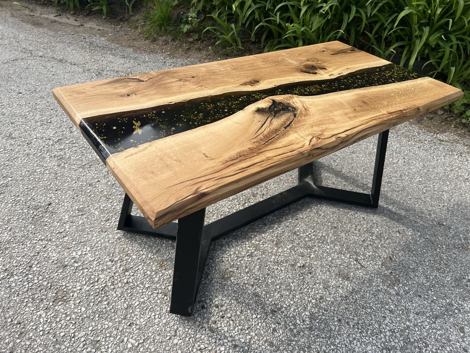 Уникална холна маса от дъб и епоксидна смола с златни елементи