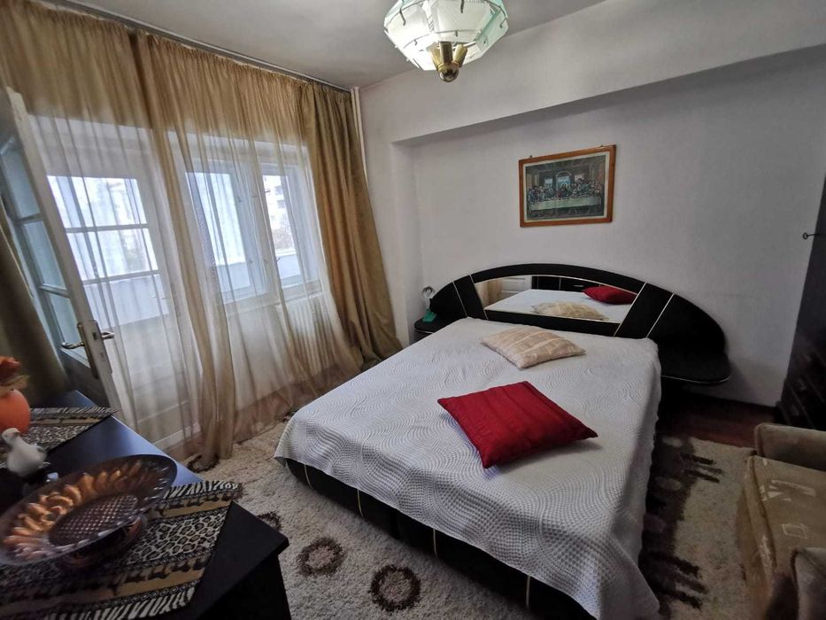 Inchiriez apartament 2 camere decomandat, bul.Dacia, zona f.buna !