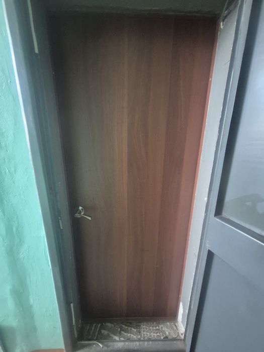 Продать деревянную дверь б/у