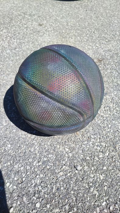 Баскетболна топка с холографна повърхност