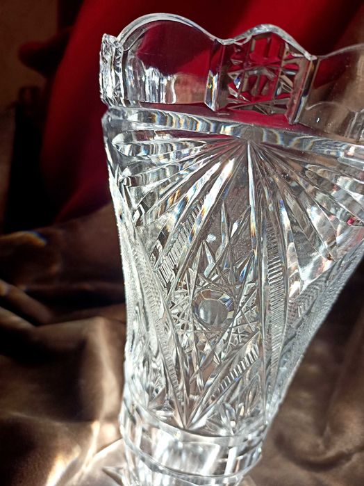 Продаю антикварную, очень красивую хрустальную вазу