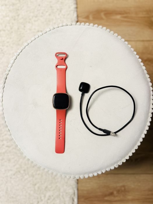 Smartwatch Fitbit Versa 4, stare bună, cu încărcător