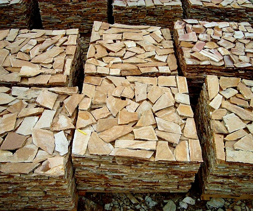 Piatra naturala de placat, pavaje rezistente, maro, neagra, bej, gri.