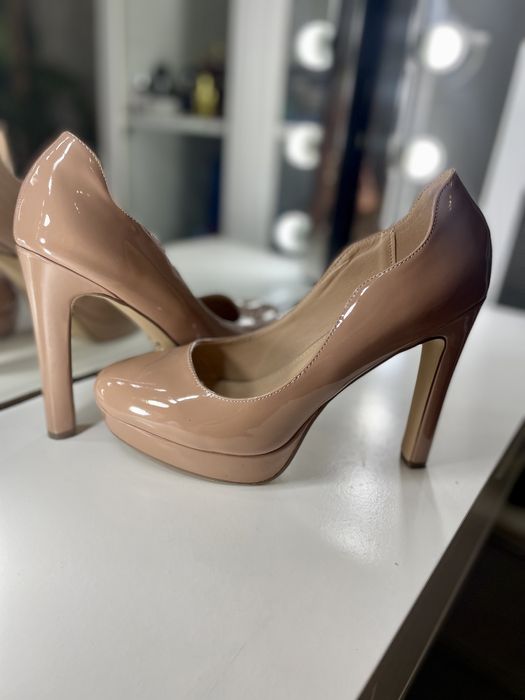 Уникални бежови обувки на ток