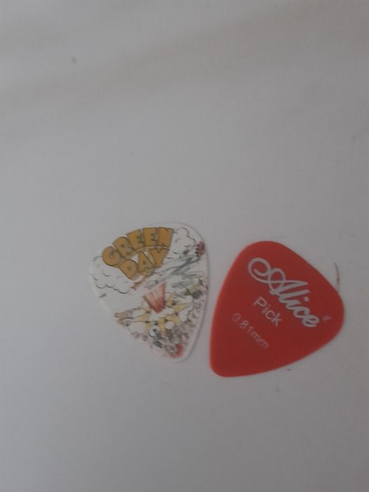 Vând 2 chitare puțin folosite