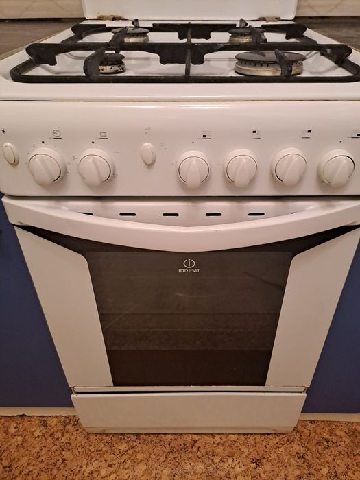 Продам газовую плиту