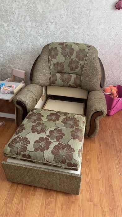 Двухместный диван и кресло