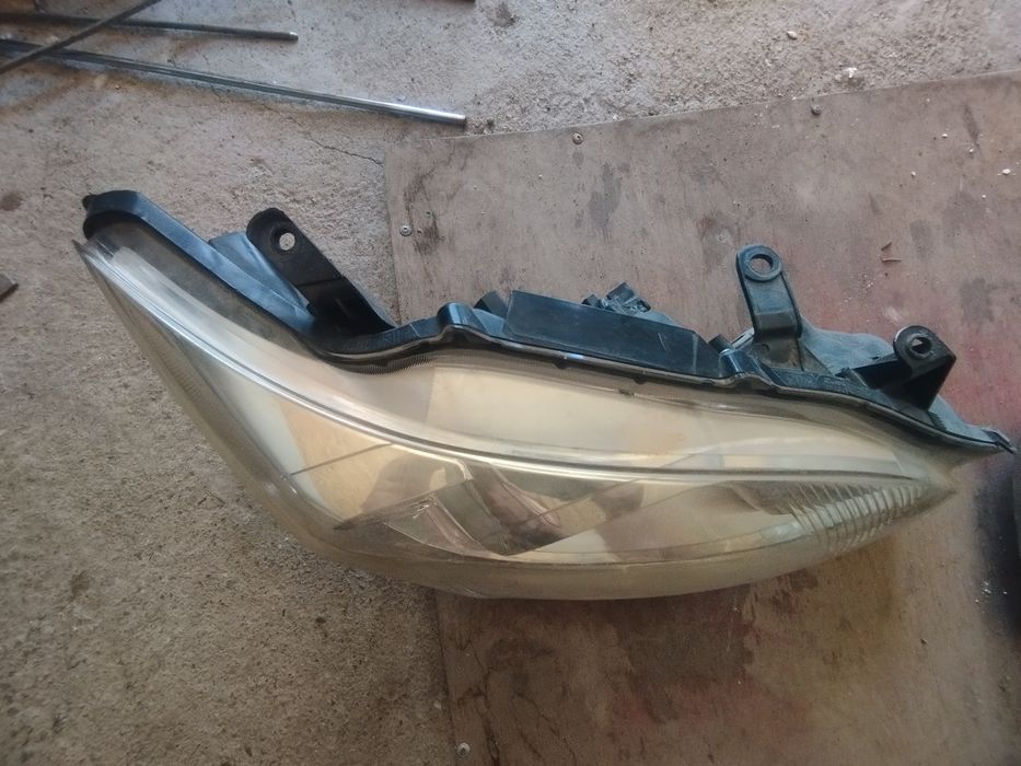 Продам фару на короллу