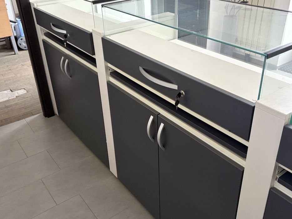 Vand vitrine bijuterii