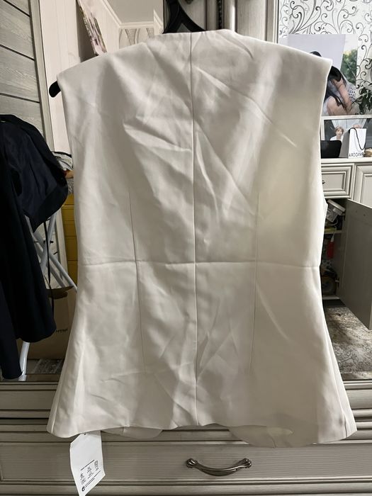 Желетка белого цвета