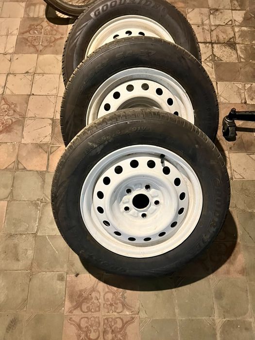 Продам шины в комплекте  с дисками
