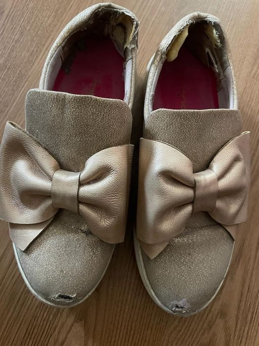 Золотистая обувь с бантом