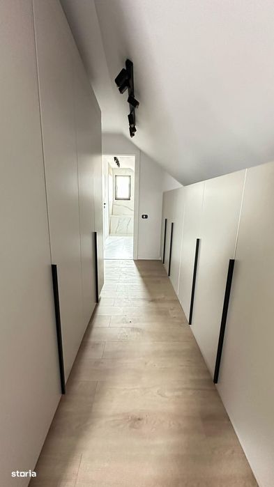 Casă 4 camere, 113 mp utili, curte 295 mp, 3 băi, panouri fotovoltaice