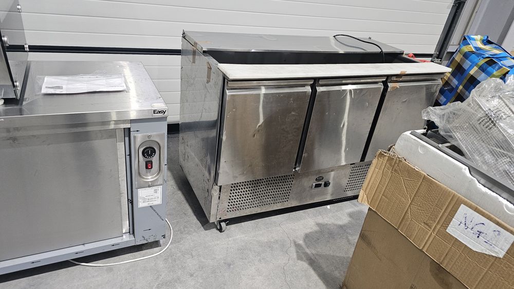 Хромникелови  хладилни маси, винрина, газов фритюрник, топъл шкаф