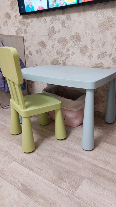 Продам детский стол и стульчик Икеа