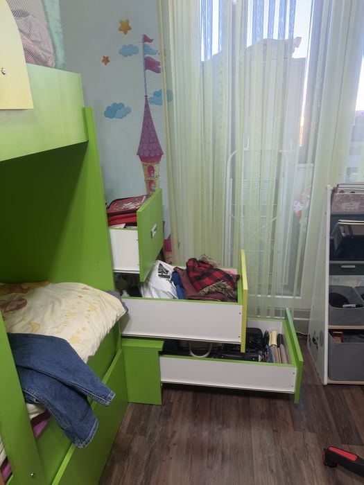 Триетажно легло и мебели за детска стая
