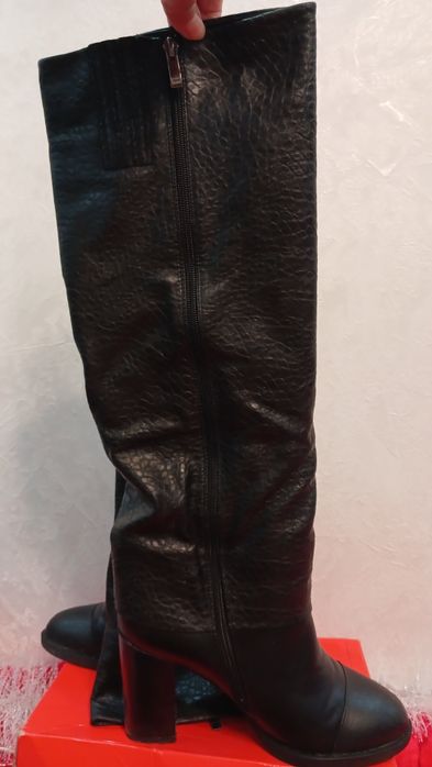 Фирменные кожанные сапоги чёрного цвета в отличном состоянии 40го разм