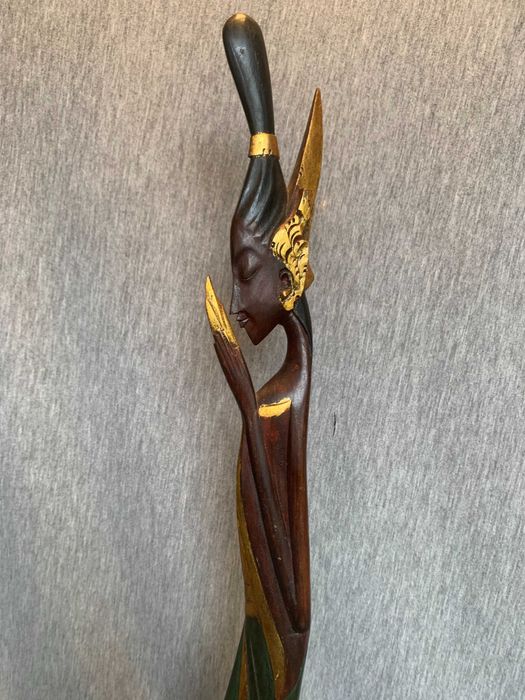 Ръчно изработена рисувана,  дървена скулптура дървена статуетка