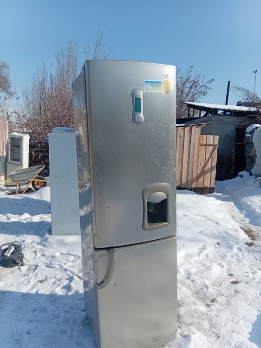 Тоңазытқыш саьылады жұмыс істеп тұр