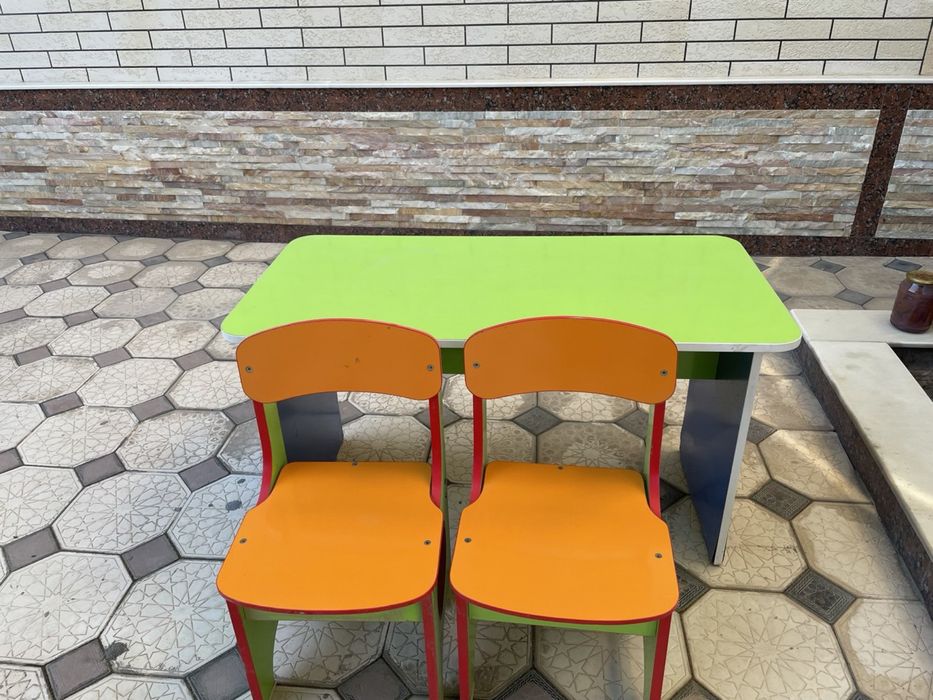 Детская парта и два стульчика