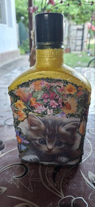 Ръчно декорирани стъклени бутилки