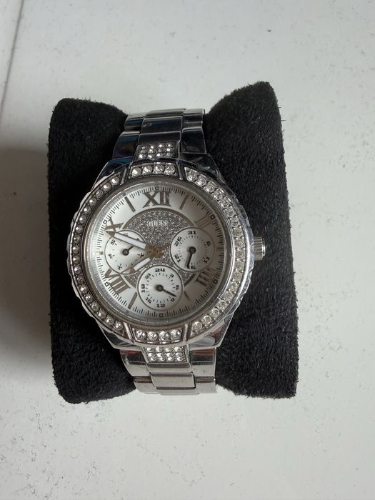Продавам часовници Guess