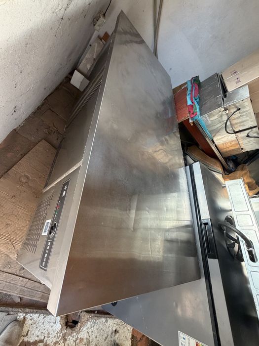 Продам промышленный холодильник стол