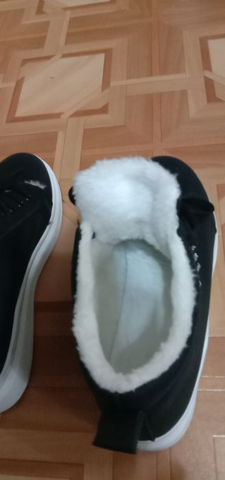 Продам кроссовки, весна-осень тёплые.