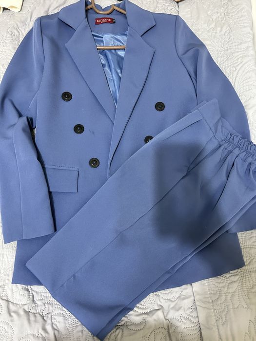 Продается костюм а платье в подарок