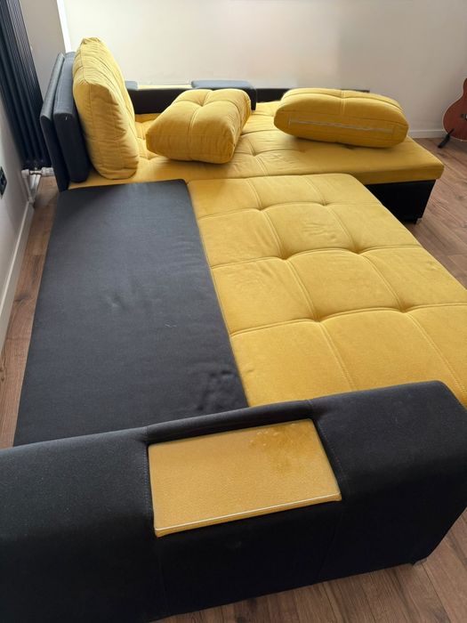 Canapeaua extensibile , cu ladă de depozitare,foarte puțin folosită este in stare perfectă. Lungimea 3 metri, lățimea 1 metru 
Lungime șezlong  2,10