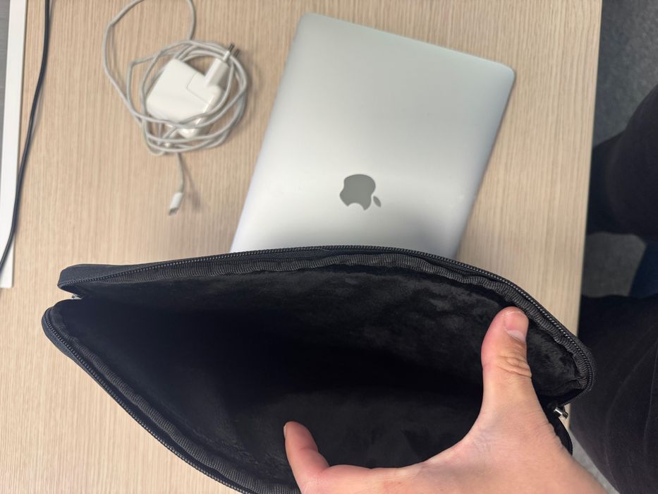 MacBook 12“ Retina Early 2015 плюс чанта Thule