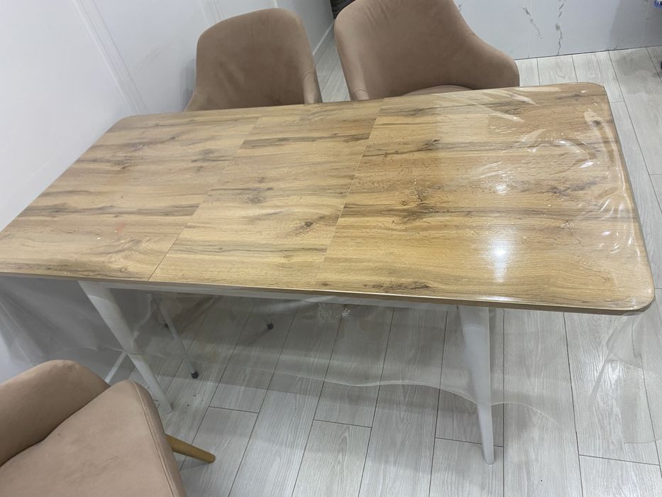 Стол и стулия хорошого качества