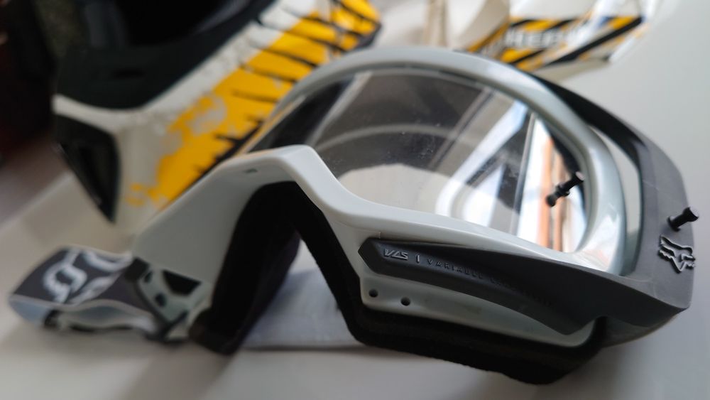 Индуру Крос мото ATV каска MADHEAD 1150 gr.  XXL 64 - M.L.XL. FOX очил