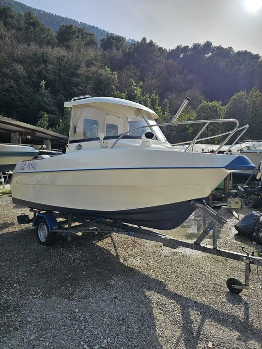 Quicksilver500(5m)Cabina+Mercury 50CP EFI 4T –280h –IMPECABILĂ+Remorca