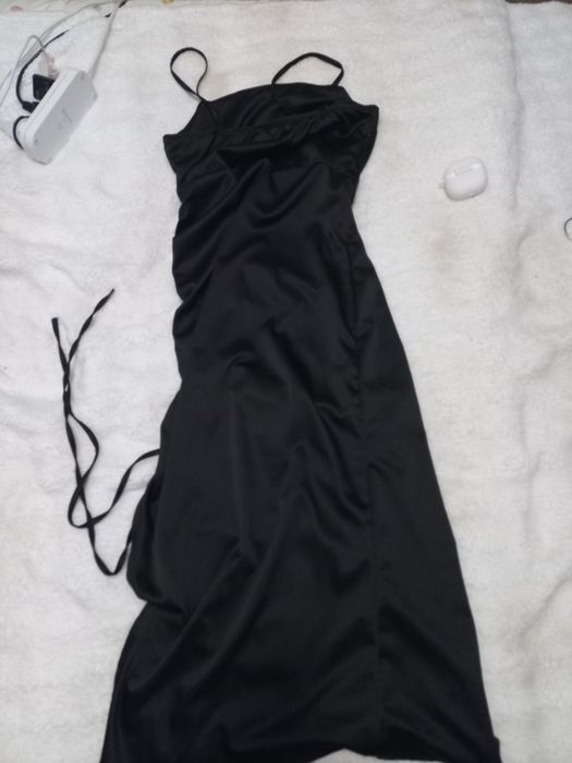 платье атласное черное с разрезом