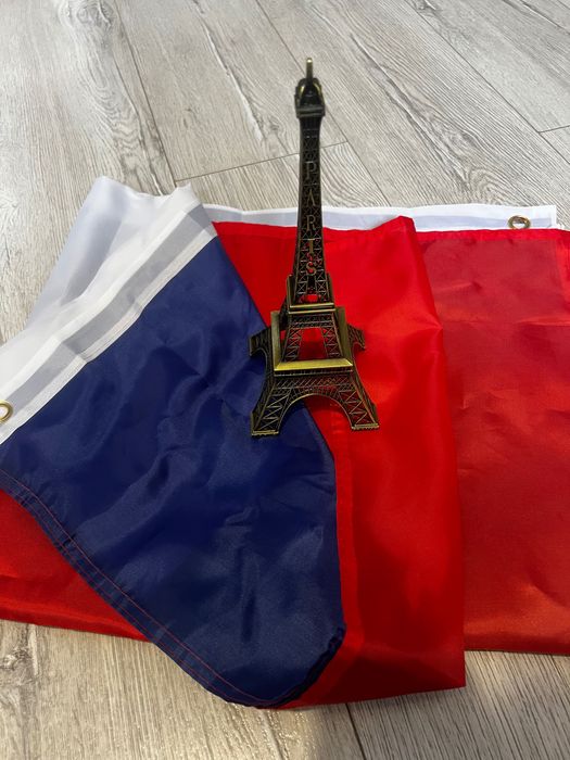 Флаг Франции и башня
