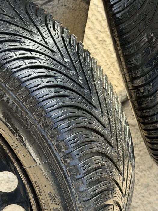Roți de iarnă stare foarte bună 215 50 R17