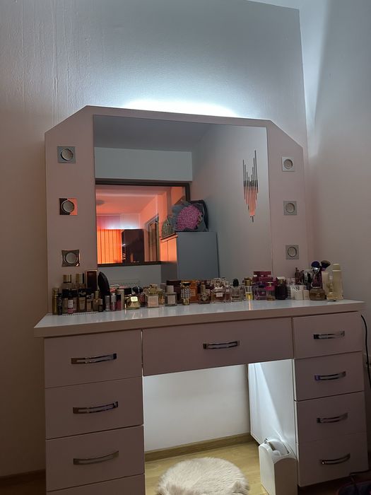 Măsuță pentru machiaj